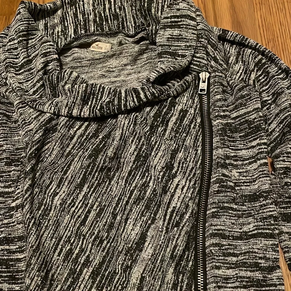 Hollister black white